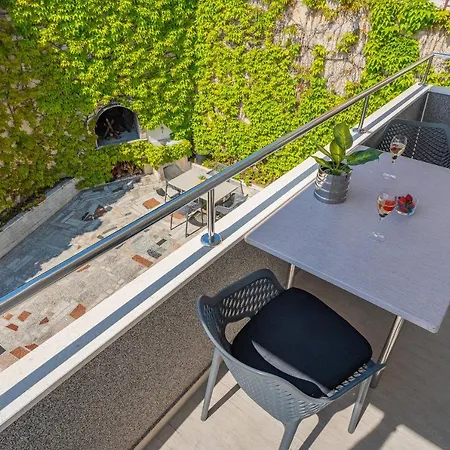Apartmani Marko Omis Exterior photo